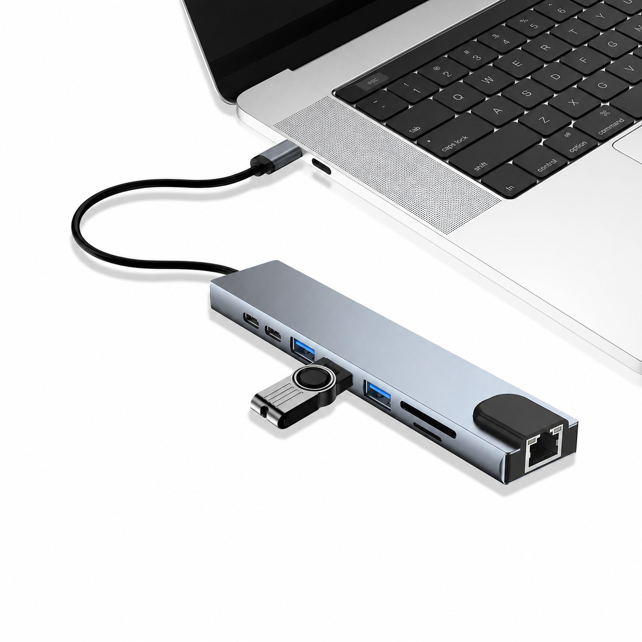 USB-C Dockingstation 8-in-1 am Laptop im Einsatz