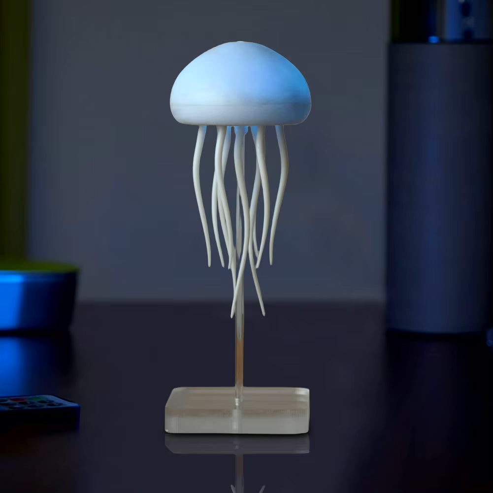 Quallen-Lampe auf dem Schreibtisch – LED-Quallen-Stimmungslicht auf einem Nachttisch, das eine entspannende Atmosphäre schafft.